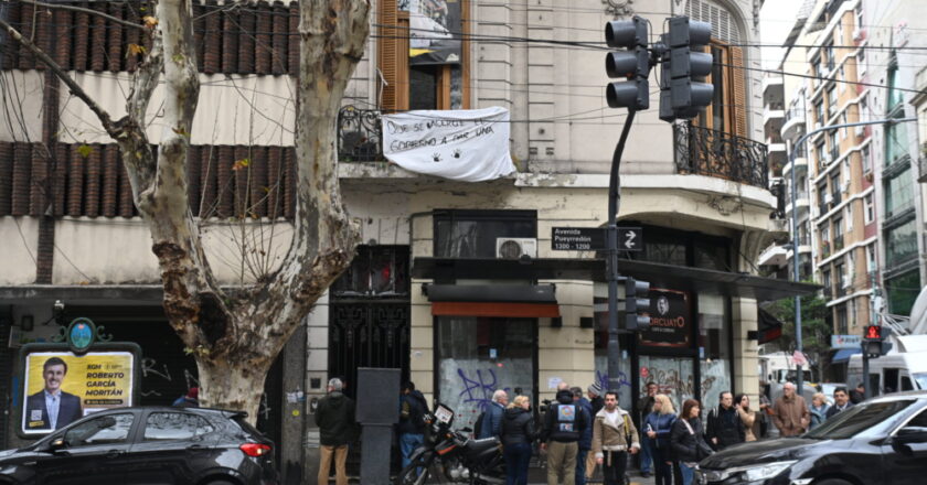 FAMILIAS RESISTEN EL DESALOJO DE UN HOTEL EN RECOLETA