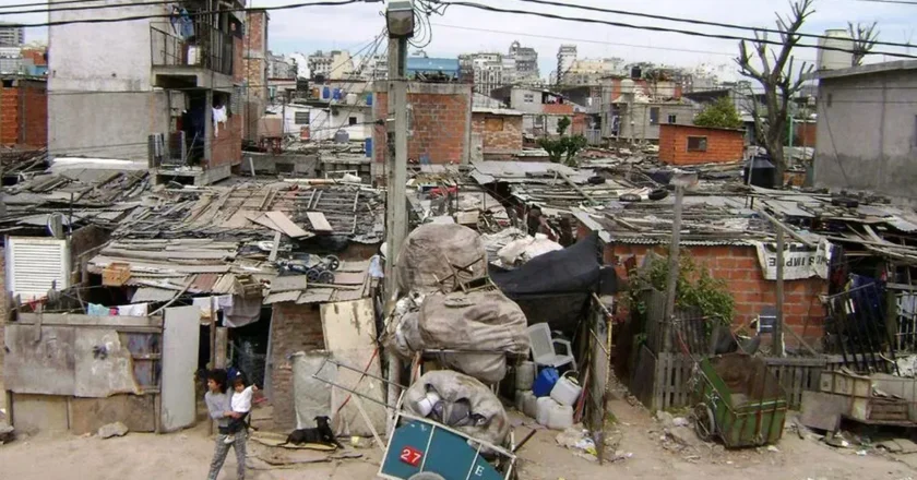 ARGENTINA: EL PÁIS DONDE MÁS DE LA MITAD DE LA POBLACIÓN ES POBRE O INDIGENTE